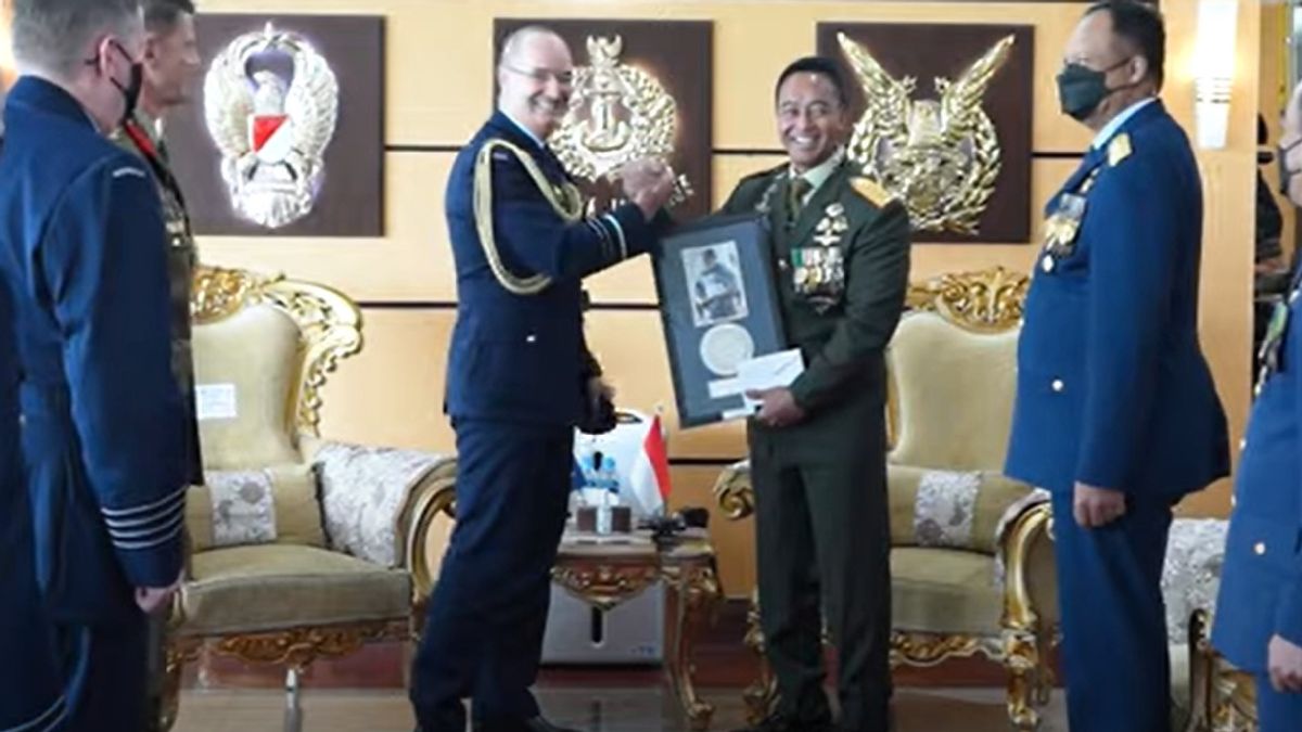 指挥官安迪卡将传统的爪哇武器交给澳大利亚军官：印度尼西亚最受欢迎的武器之一
