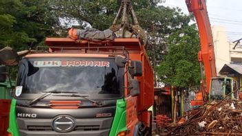 Jakarta Dapat Kiriman Sampah di Pintu Air Manggarai: Ada Kasur Hingga Lemari Pakaian
