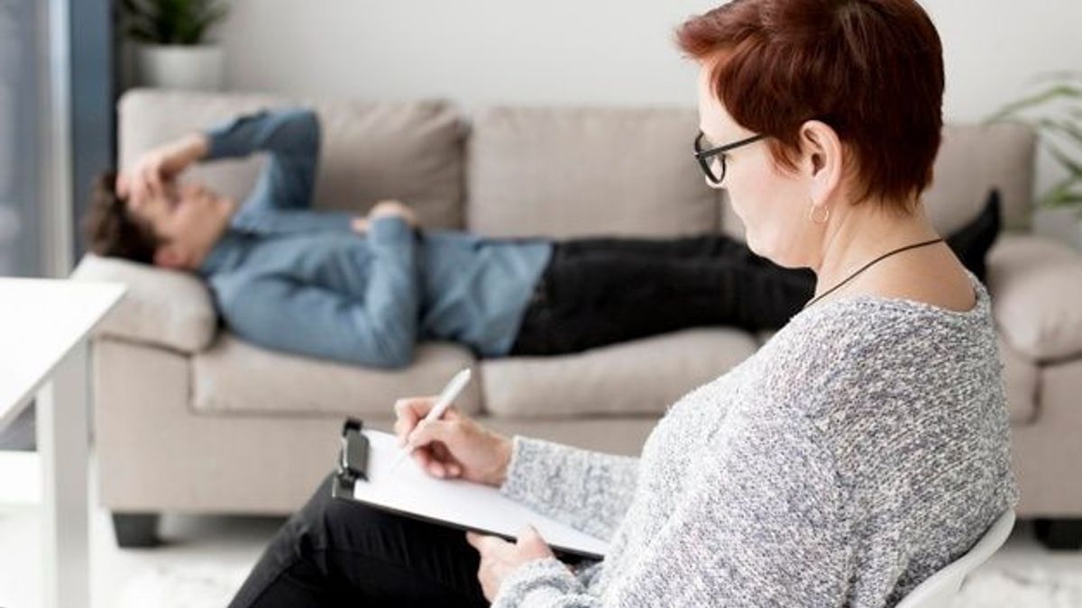 Jangan Abaikan! 9 Tanda Seseorang Perlu ke Psikiater 