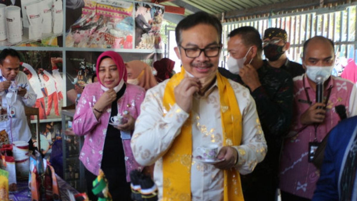 Hasto Wardoyo, Responsable De BKKBN, Examine Les Services KB Dans Le Centre De Sulawesi