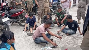 مداهمة المنزل الذي أقيمت فيه الدعارة ، قامت وحدة شرطة الخدمة المدنية في مدينة سولوك بتأمين امرأة عاهرة و 4 رجال و 800000 روبية إندونيسية نقدا