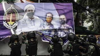 TNI Intervenes To Remove Billboards Rizieq, FPI: The President Is Scaring The People