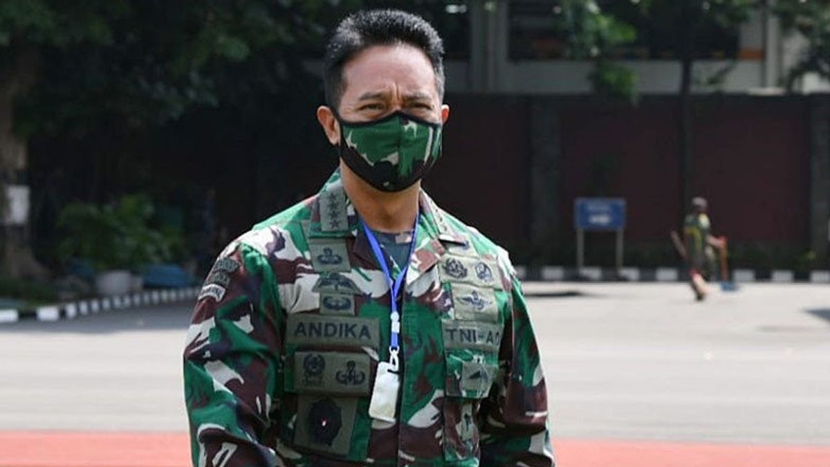 Calon Kuat Panglima TNI, KSAD Jenderal Andika Perkasa Blusukan Motivasi Nakes