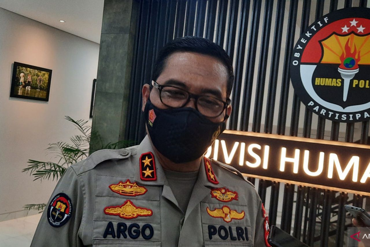警方计划邀请小说巴斯韦丹 · 德克, 阿戈 · 尤沃诺: 等等, 这需要时间