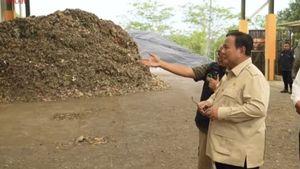 Prabowo Tinjau Pengolahan Sampah Jadi Genteng di Banyumas