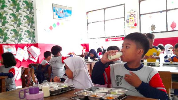 Mengapa Susu Wajib Masuk Program Makan Bergizi Gratis?