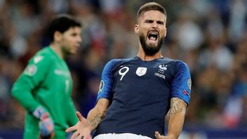 Deschamps Urges Giroud To Solve His Problems At Chelsea For The National Team