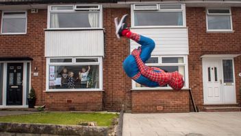 Pelatih Bela Diri Menjadi Spiderman dan Hibur Anak-Anak di Tengah <i>Lockdown</i> Inggris
