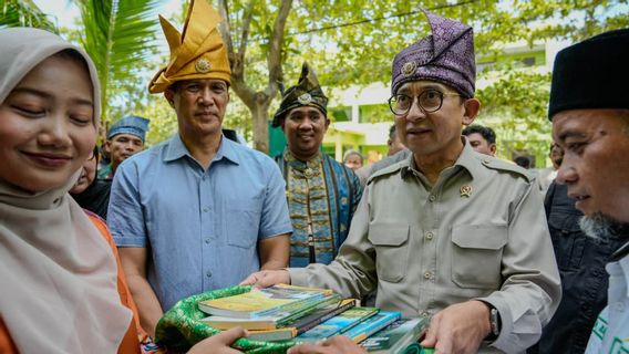 Tinjau Jam’iyah Mahmudiyah yang Terdampak Banjir, Menteri Kebudayaan Serahkan Bantuan