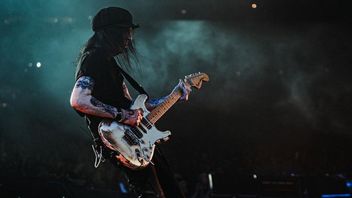 Mick Mars' Reasons For Not Entering The Song He Recorded With John Corrabi To His Solo Album