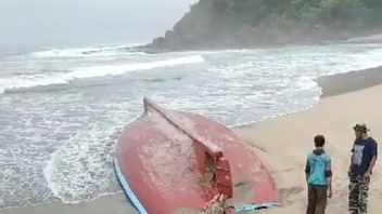 2 Kapal Nelayan Terbalik Diterjang Ombak, 8 Orang Dilaporkan Hilang di Perairan Blitar 