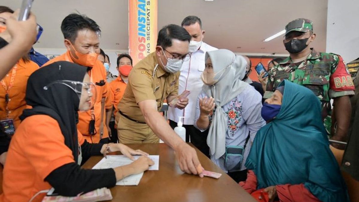 Ridwan Kamil Monitors The Division Of BBM BLT In Bekasi