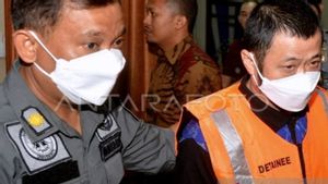 Imigrasi Denpasar Serahkan WN China ke Kejari Tersangka Pemalsuan Handphone