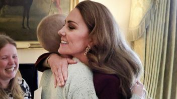 凯特·米德尔顿(Kate Middleton)在遇到癌症患者时的手势引起了人们的注意。