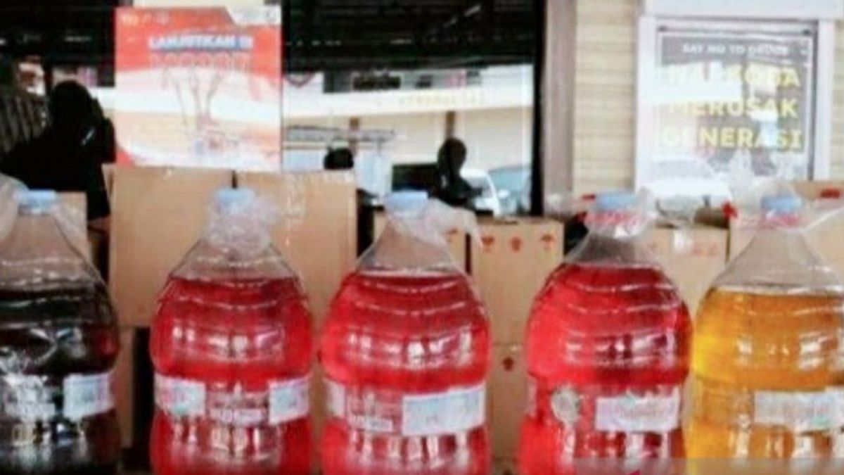 Karawang Police Confiscate Dozens Of Liters Of Oplosan Alcohol From Fan Sellers