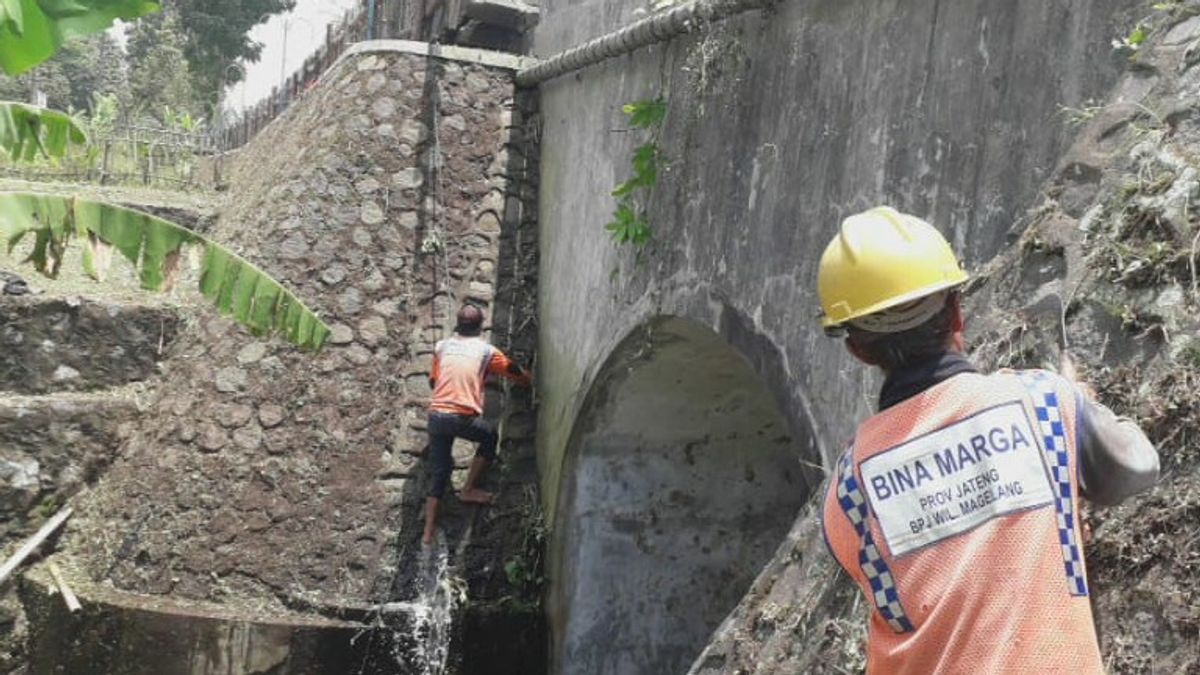雨による道路被害を予測し、中部ジャワは道路監視チームを配備