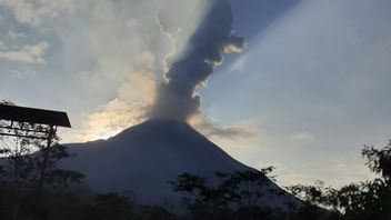 默拉皮火山小喷发并喷出热云