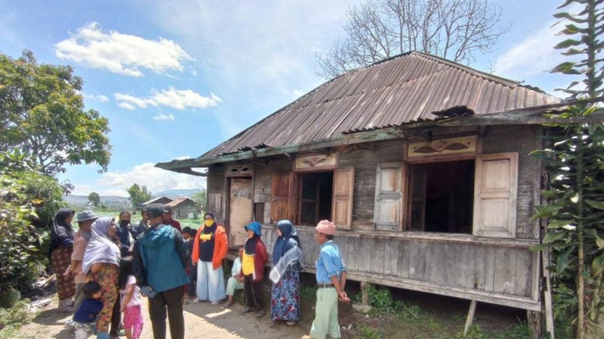 One Family In Solok Experiences Mental Disorders, Lives In An Uninhabitable House