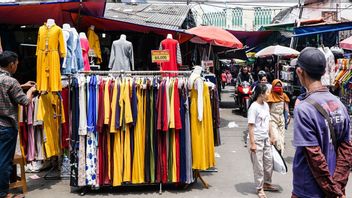 Street Vendors Open Again Outside Tanah Abang Market, Satpol PP Adds Personnel