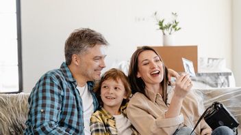 週末に家族と一緒に家で楽しい休暇活動7つを実行し、楽しいことを保証します