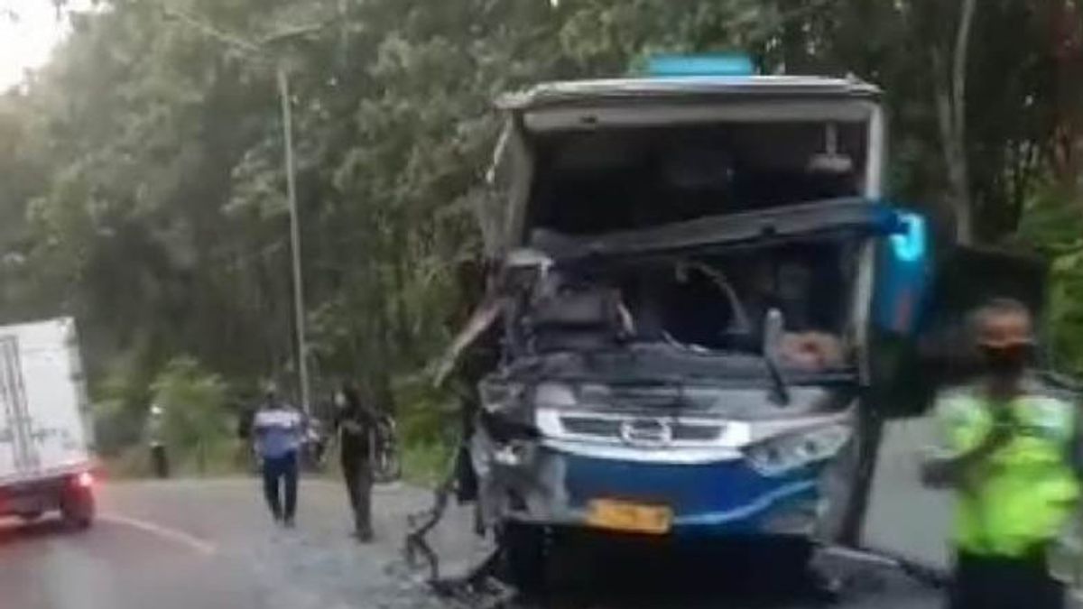  Bus Sumber Selamat 'Adu Banteng' di Ngawi, 6 Orang Terluka, Bodi Bus Ringsek