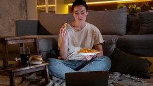 Hobi Nonton Mukbang Bisa Bikin Depresi? Studi Terbaru Ungkap Fakta Mengejutkan