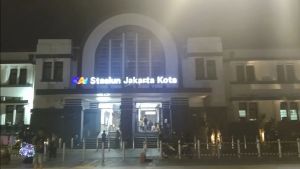 有趣!KRL-Transjakarta往返旧城区在2025年新年之夜24小时活跃