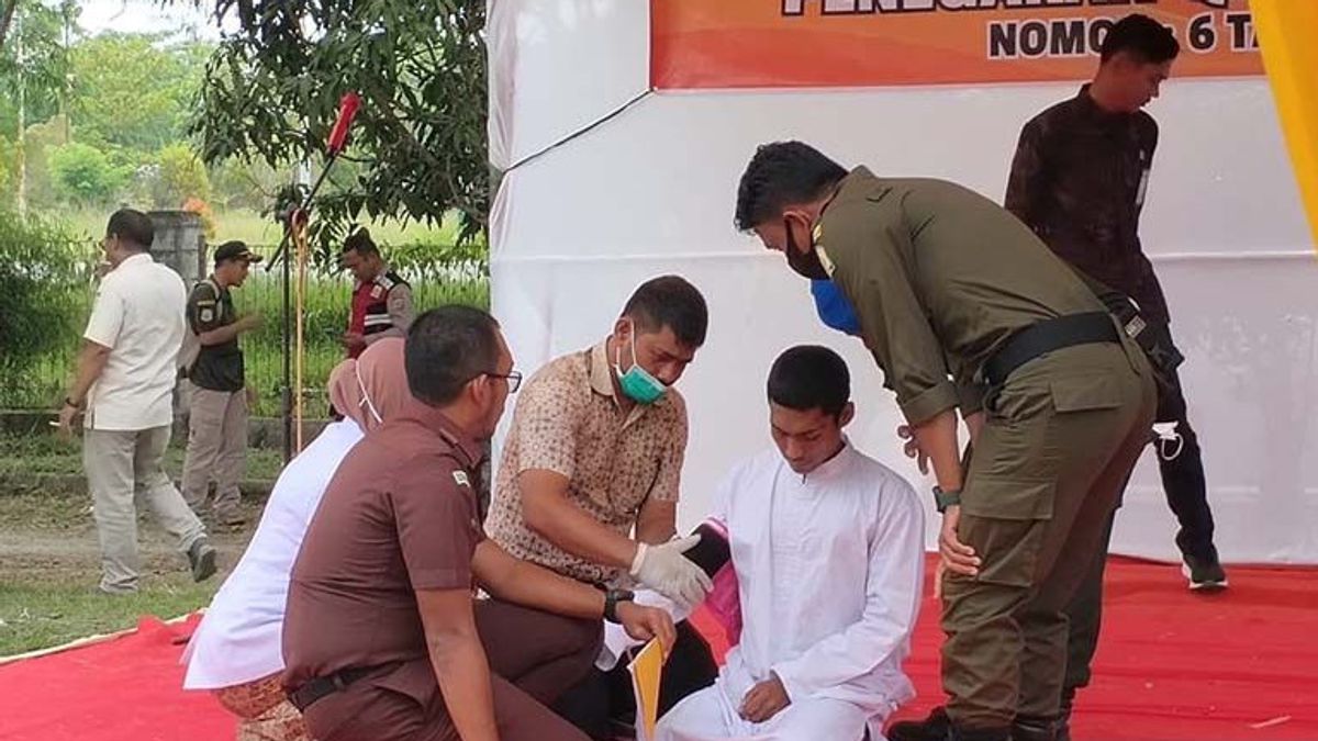 3 Terpidana Kasus Perzinaan di Aceh Dicambuk 100 Kali