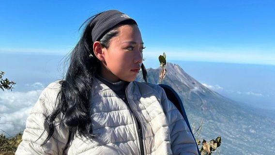 Portrait Of Wendy Walters On The Peak Of The Mountain, The Paras Is No Less Beautiful With A Surrounding View