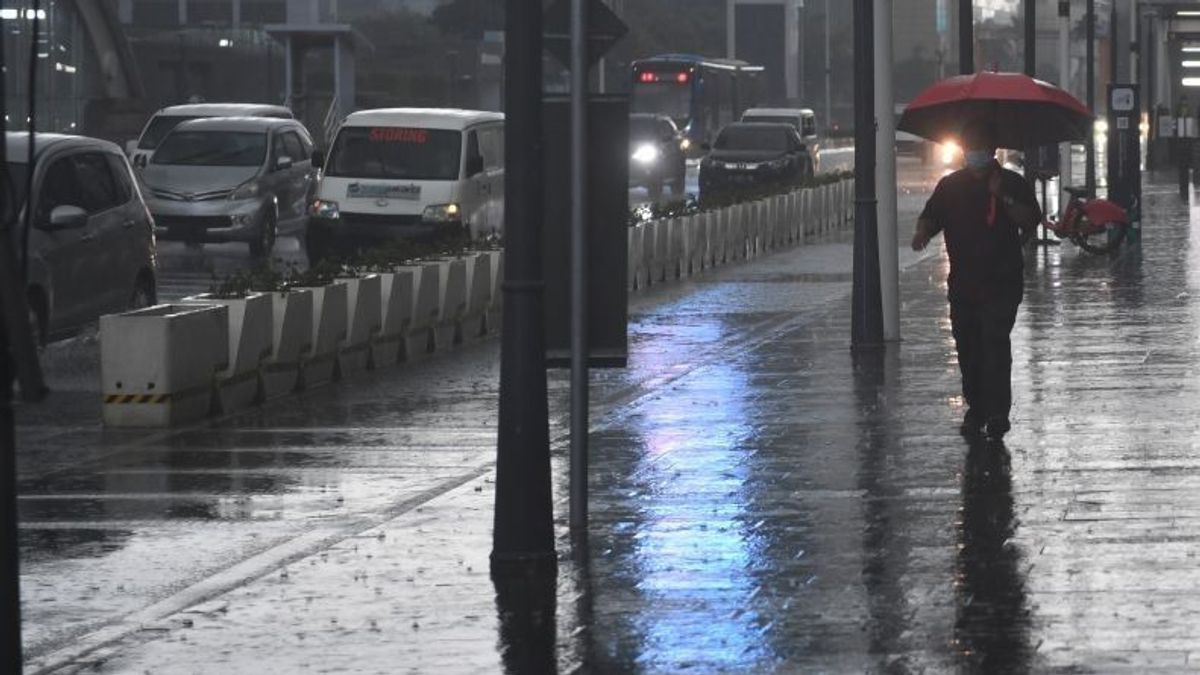 大雨はインドネシアのほとんどの地域を襲います