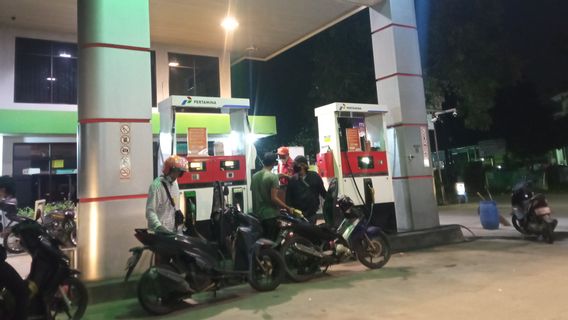 Pertalite Is Empty, Motorcycle Users Willing To Queue To Buy Pertamax At Kelapa Dua Gas Station, Tangerang Regency