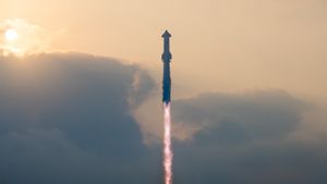 SpaceX星际飞船火箭在全球考验任务后成功降落在印度洋