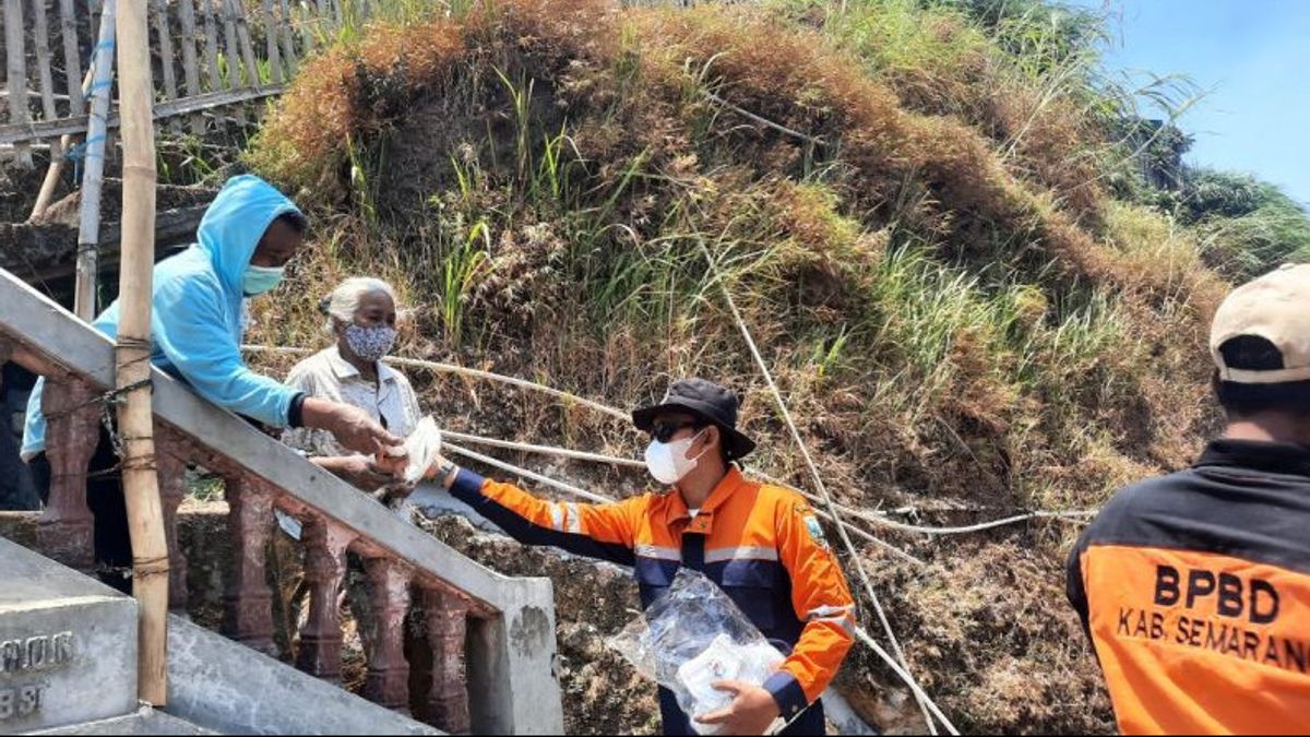 Residents Of Ngaduman Hamlet Evacuated Due To Forest Fire On Mount Merbabu