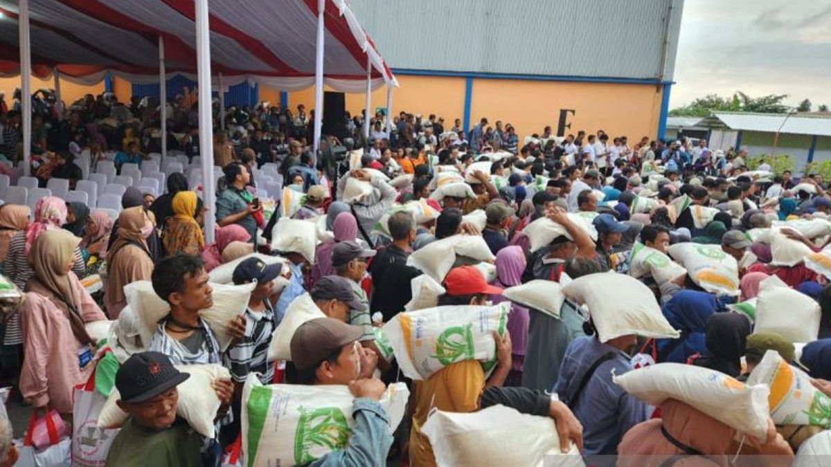 Jokowi Distributes Premium Rice To Klaten Residents, If The State Budget Allows It Will Continue To June