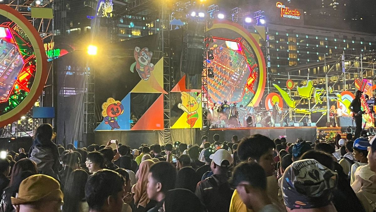 Panggung Megah dan Pertunjukan Musik Meriahkan Malam Tahun Baru 2026 di Bundaran HI