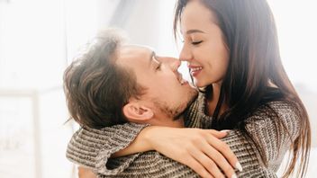 5 Gaya Bercinta bagi Pasangan yang Berbeda Postur Tubuh, Tetap Nyaman dan Bergairah