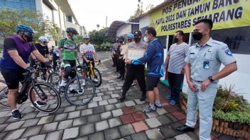 Kasih Bingkisan ke Petugas Jaga, Ganjar Pranowo: Masih Ada Satu PR Lagi, Sabtu-Minggu