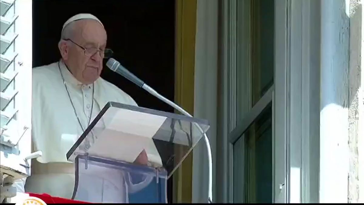 During The Angelic Prayer In Basilika, Pope Francis Prays For The Victims To Be Injured And Dies In The Malang Village