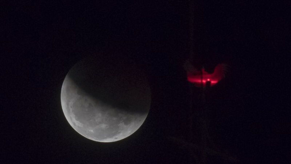 Bmkg 安邦监测月食在玛莎克里斯蒂娜蒂亚哈胡雕像区晚上晚些时候