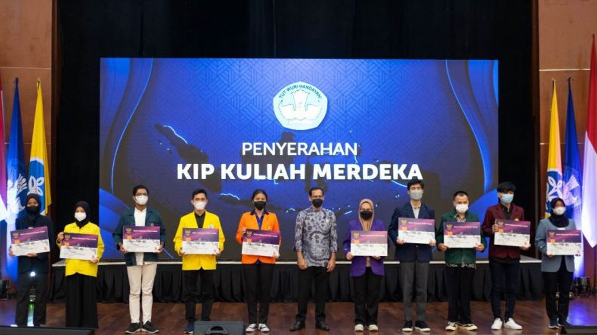 Nadiem Makarim Hands Over Independent Lecture KIP For 10 IPB University Students