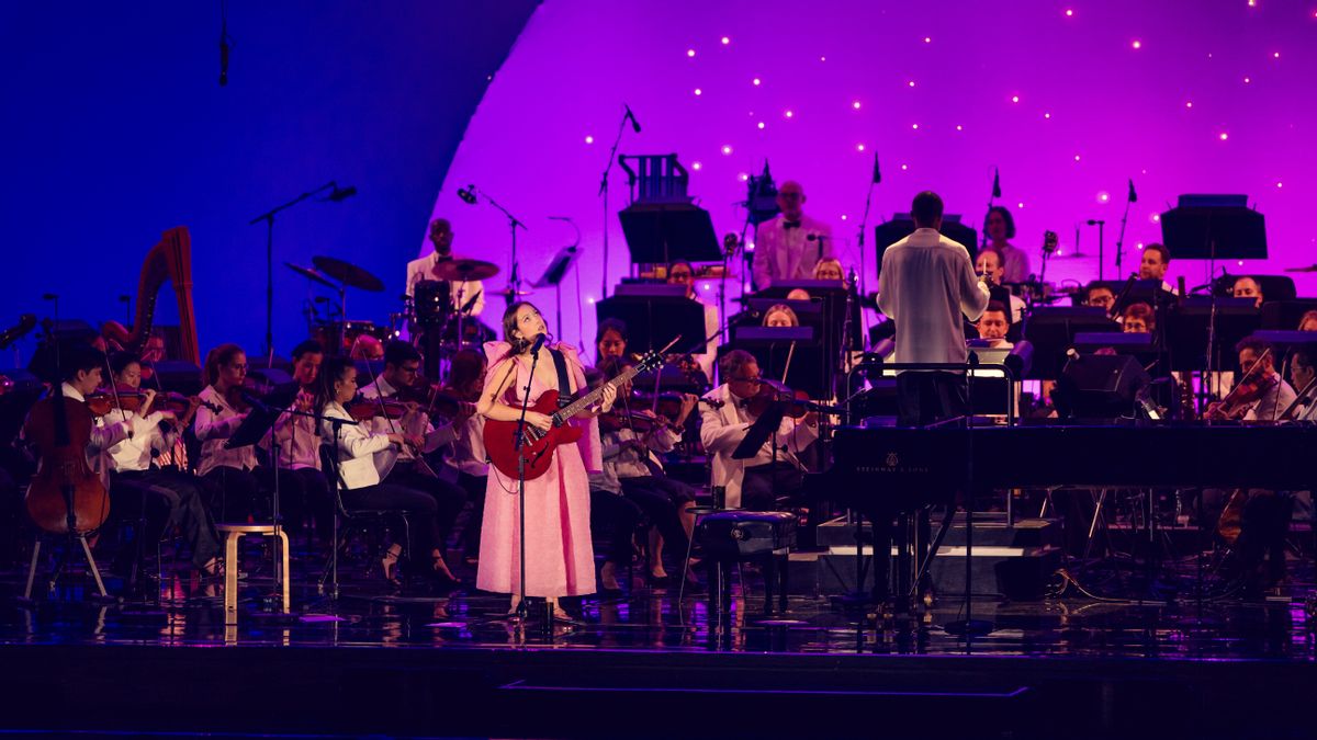 Laufey Umumkan Penayangan Film Konser Perdana yang Diiringi Orkestra Megah