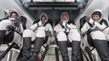 كرو دراجون من سبيس إكس يعيد بأمان أربعة رواد فضاء من محطة الفضاء الدولية