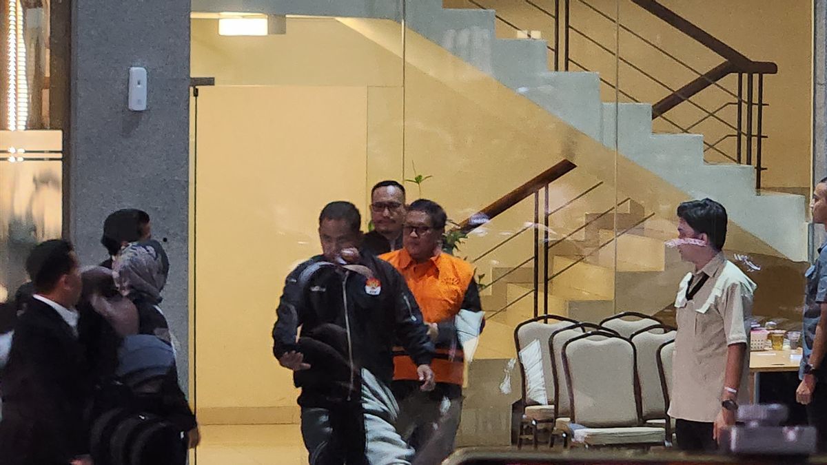 Berompi Oranye, Hasto Kristiyanto Ditahan KPK