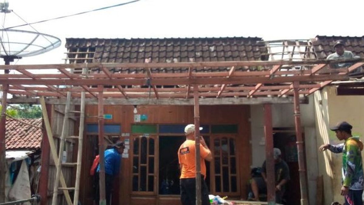 強風と大雨に見舞われ、数十のシトゥボンド住民の家屋が破壊されました