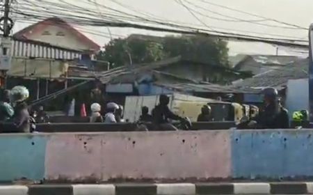 Hilang Kendali, Truk Terguling di Flyover Pesing