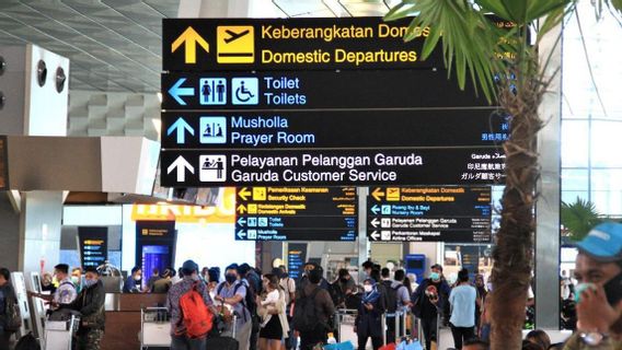 Antrean Layanan <i>Rapid Test Antigen</i> di Soekarno-Hatta, AP II: Kami Imbau Penumpang Tes sebelum ke Bandara