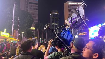 Stroller Baby 'flying' At The HI Roundabout, It's Clear Enough To Draw The Situation