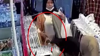Wanita Paruh Baya Copet Ponsel Milik Pengunjung di Metro Atom Pasar Baru