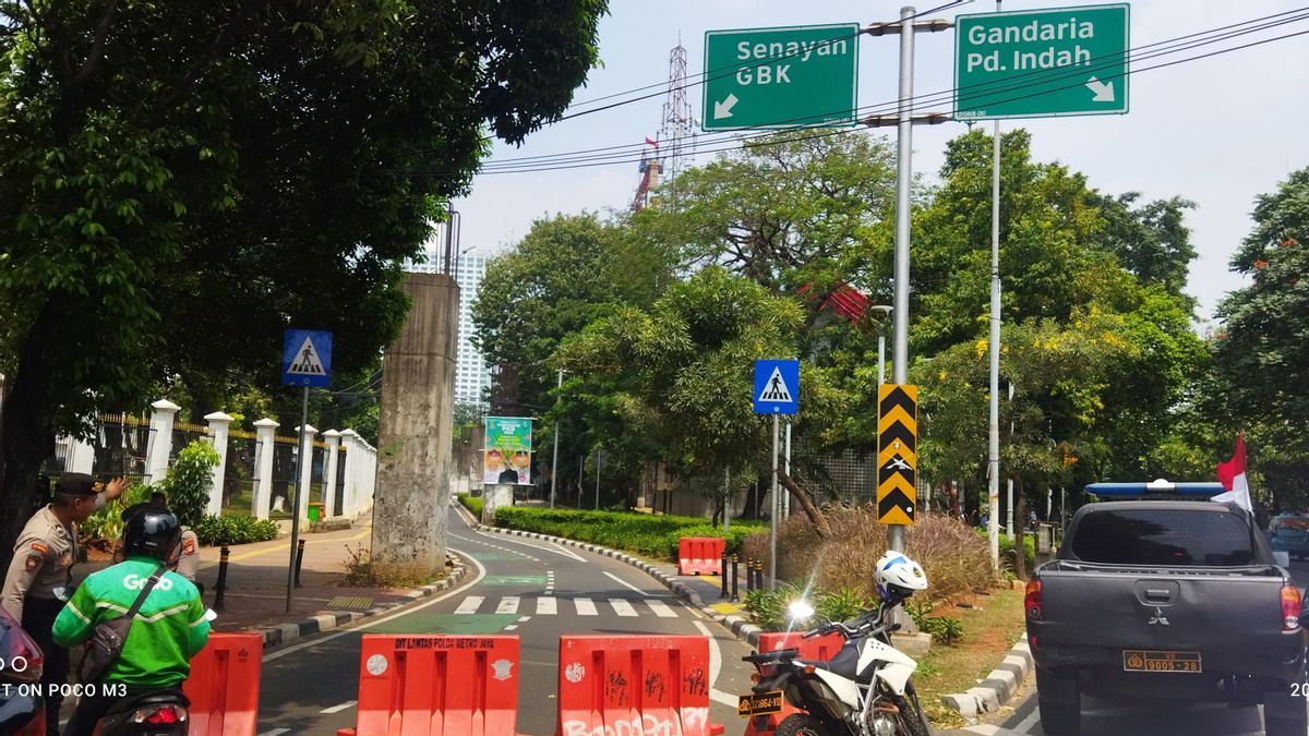 Ratusan Massa Kumpul di Depan Gedung DPR MPR, Jalan Gerbang Pemuda Ditutup