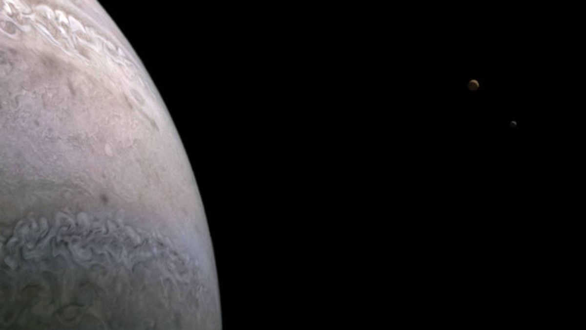 Juno Tangkap Pemandangan Dua Bulan Indah Punya Jupiter